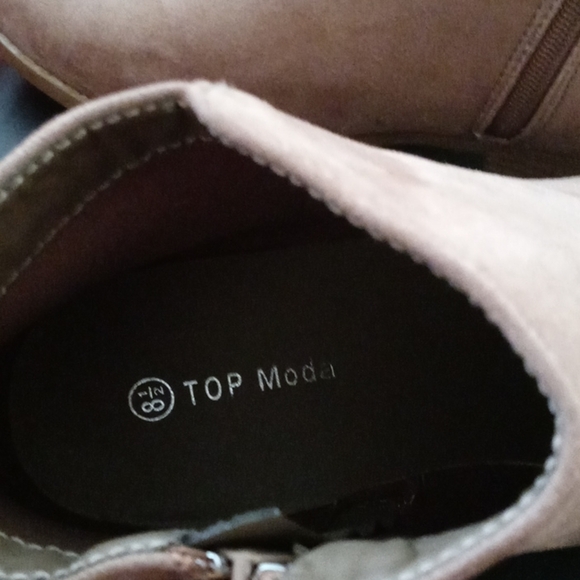 - Women boots size 8.5 - Picture 6 of 7